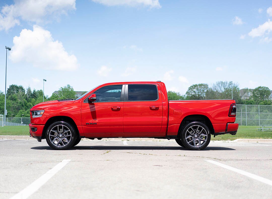 vue latérale du RAM 1500 Sport 2022