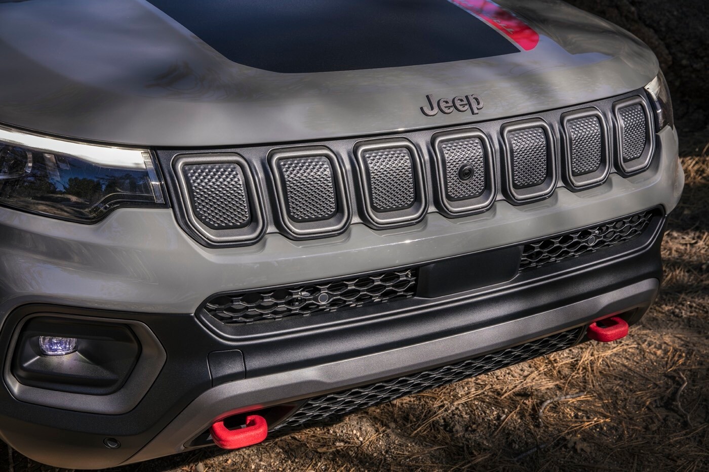 La calandre à sept barres verticales d'un VUS Jeep Compass Trailhawk 2022