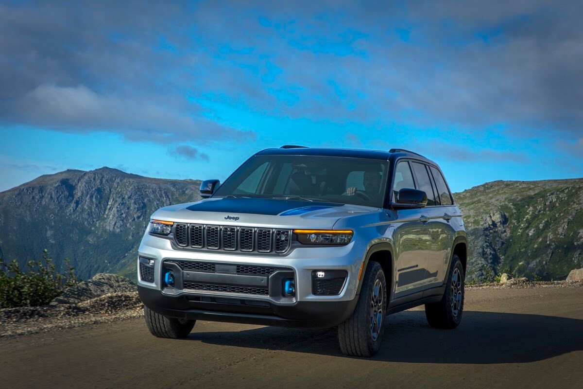 vue trois quart avant du Jeep Grand Cherokee 4xe 2022