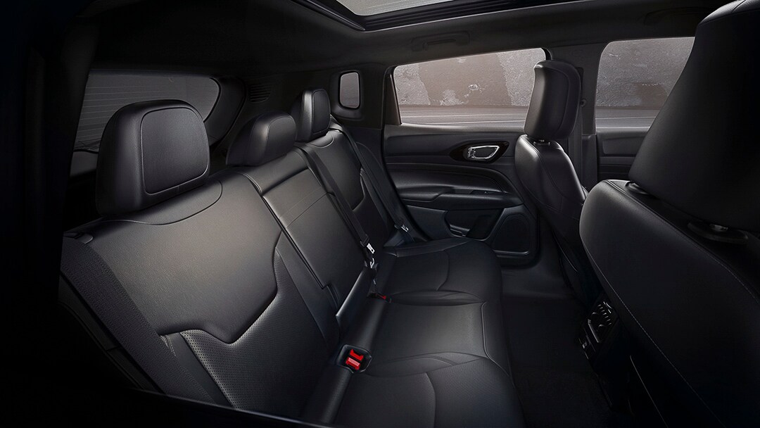 La banquette arrière d'un VUS Jeep Compass 2022 incluant sa nouvelle garniture noire