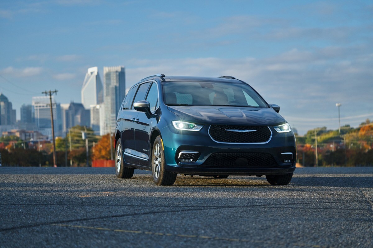 vue trois quart avant de la Chrysler Pacifica hybride 2022