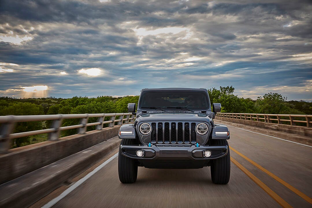 vue avant du Jeep Wrangler 4xe Unlimited Sahara High Altitude 2022