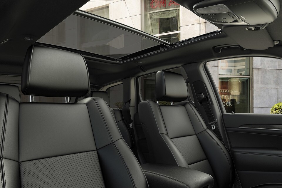 2022 Grand Cherokee WK Interior