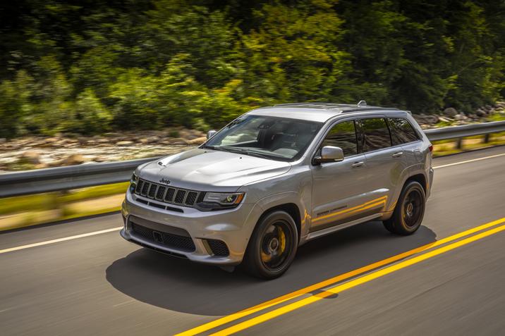 Des-Sources-Chrysler-Jeep Grand Cherokee 2021-04.jpg Vue de trois quart du Jeep Grand Cherokee 2021 roulant sur une route