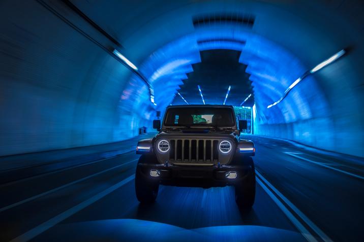 dessources-chrysler-jeep-wrangler-4xe-2021-tunnel.jpg Vue avant du Jeep Wrangler 4xe 2021 dans un tunnel bleu