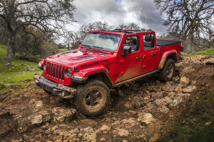 Des-Sources-Chrysler-Jeep-Gladiator-Rubicon-2021-69.jpg Vue latéral du Jeep Gladiator 2021 sur une pente escapée et rocheuse