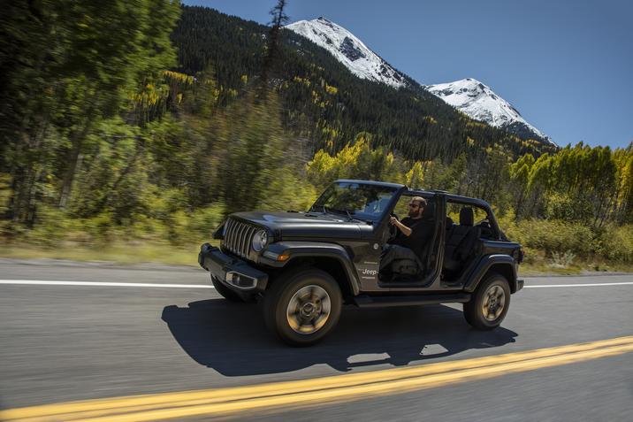 dessources-chrysler-ford-bronco-2021-vs-jeep-wrangler-2020-side.jpg Vue de côté du Jeep Wrangler Sahara 2020 sur la route