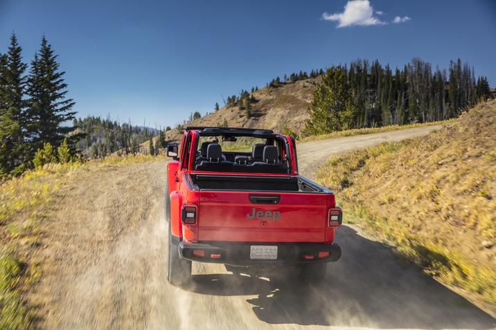 Des-Sources-Chrysler-Jeep-Gladiator-Rubicon-2021-22.jpg Vue arrière du Jeep Gladiator 2021 sur un sentier dégagé en montagne