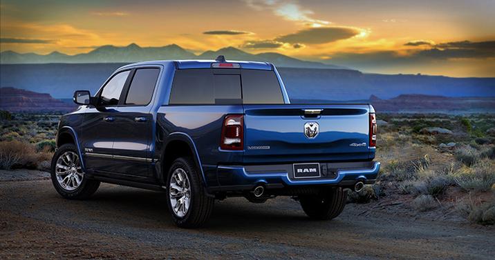 des-sources-chrysler-ram-1500-2020-arriere.jpg l'arrière du RAM 1500 2020 couleur bleu avec montagnes et le coucher du soleil au loin