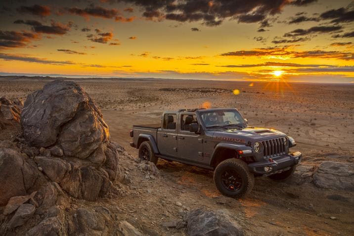 jeep-gladiator-mojave-prix-fiche-technique-des-sources-chrysler-1.jpg Jeep Gladiator Mojave 2020 dans le désert au coucher du soleil