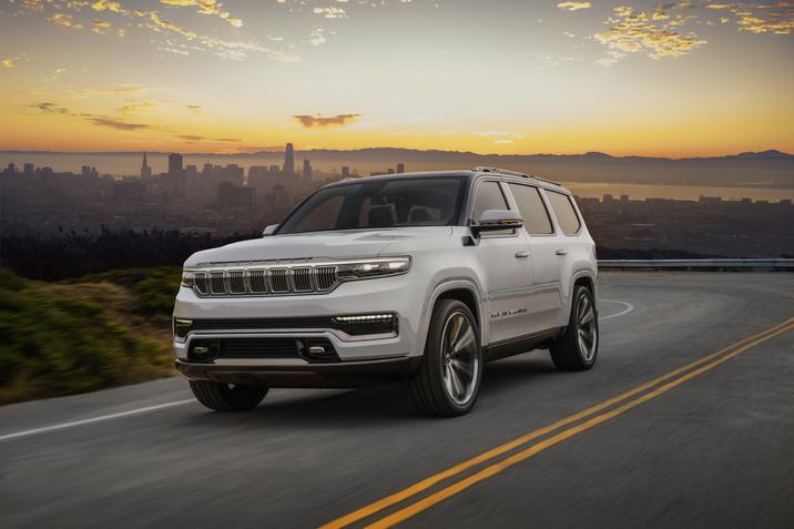 dessources-chrysler-nouveau-jeep-grand-wagoneer-2021.jpg Vue avant du Jeep Grand Wagoneer 2021 sur la route
