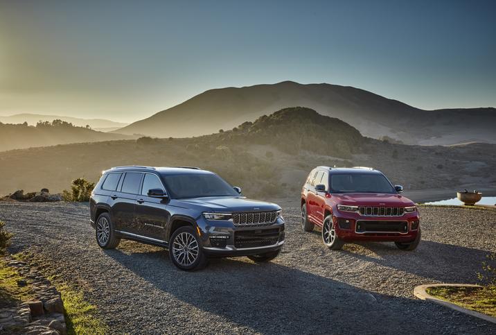 Des-Sources-Chrysler-Jeep Grand Cherokee 2021-00.jpg Deux Jeep Grand Cherokee 2021 stationnés au soleil levant avec des montagnes brumeuses en arrière plan