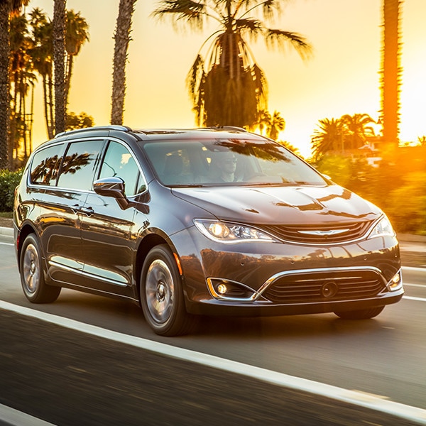 Chrysler_Pacifica_Hybrid.jpg