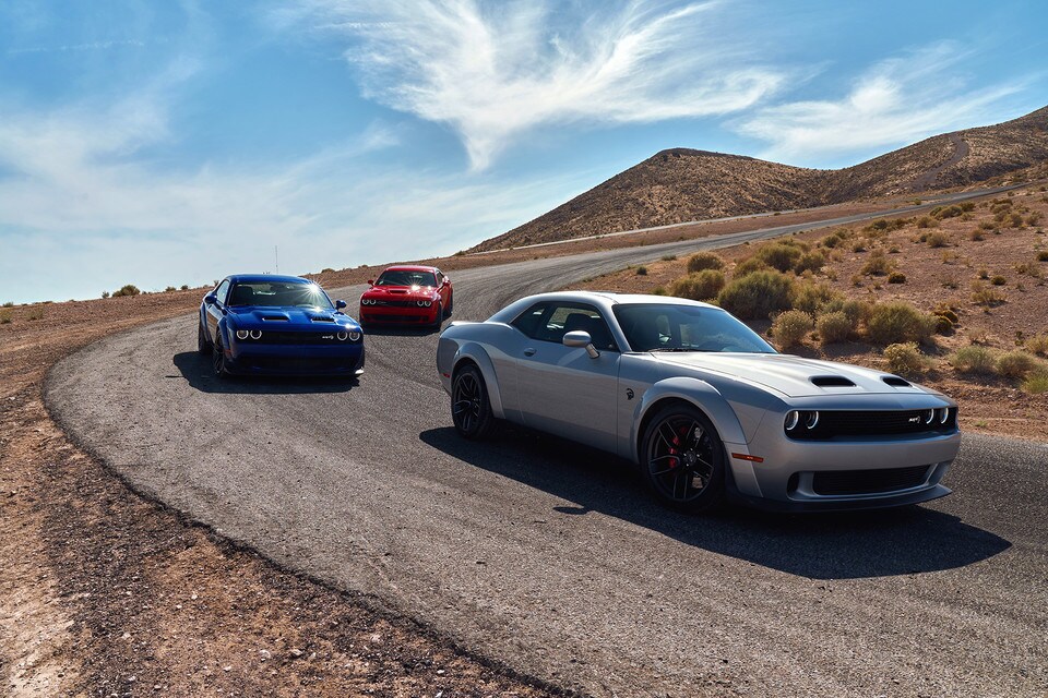 duclos mercier - Dodge Challenger 2020 1.0.jpg trois Dodge Challenger 2020 sur la route