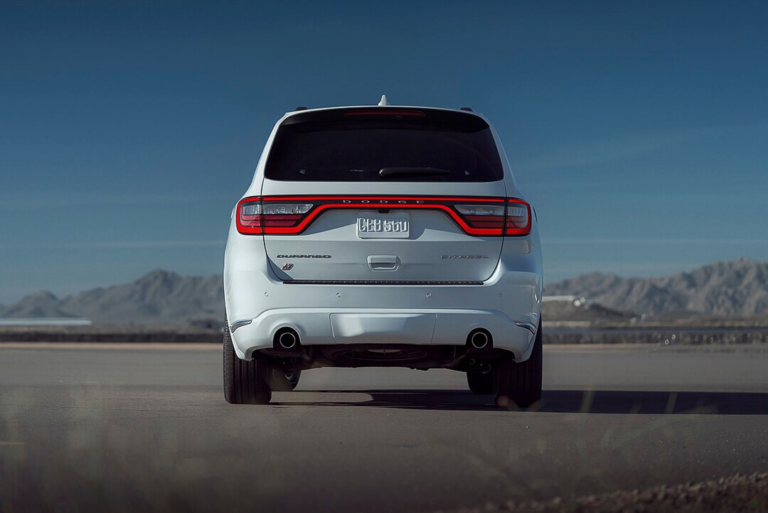 Vue arrière d'un VUS Dodge Durango Citadel 2022 avec ses phares à DEL rectangulaires à l'extérieur