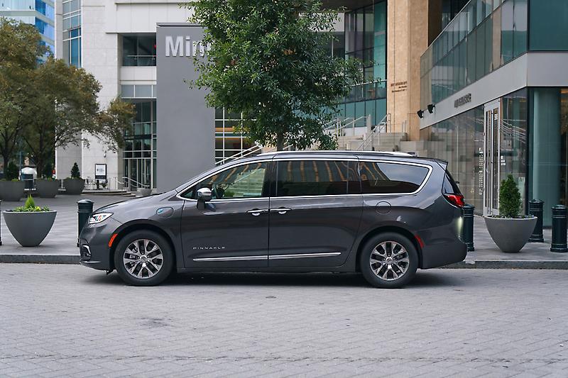 vue latérale Chrysler Pacifica Hybride 2022