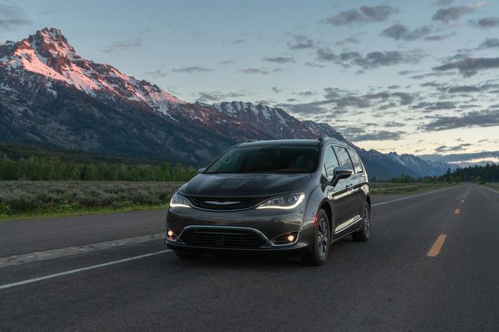 vue latérale avant Chrysler Pacifica Hybride Limited 2022