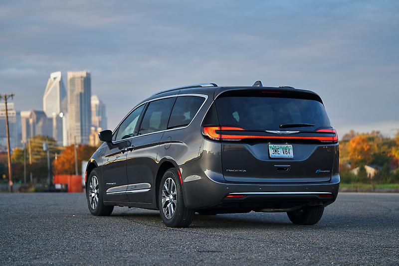 vue latérale arrière Chrysler Pacifica Hybride Pinnacle 2022