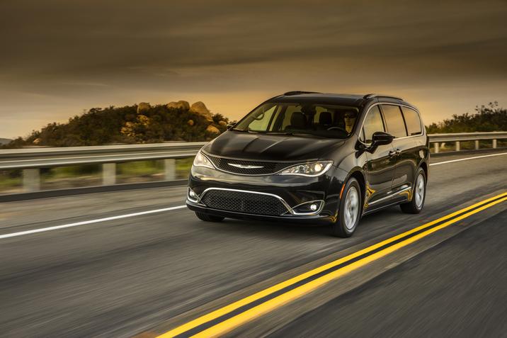 vue latérale avant Chrysler Pacifica Hybride Touring L 2022