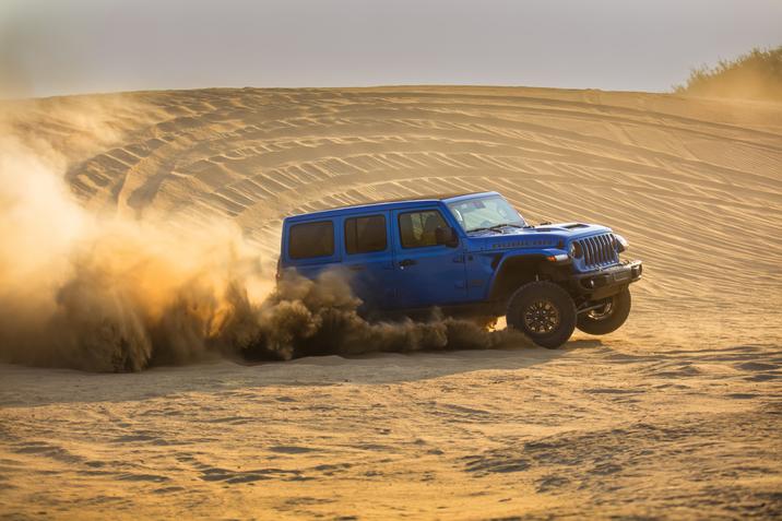 Vue latérale du Jeep Wrangler 2021 sur une dune de sable