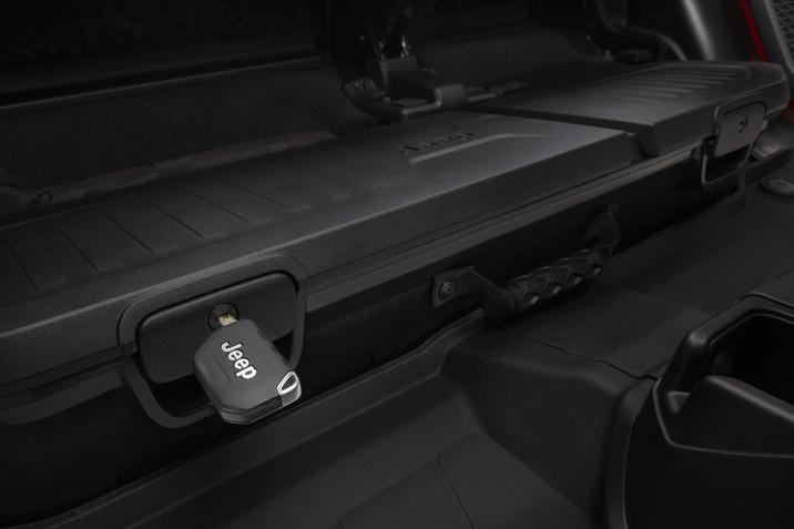 vue du compartiment de rangement de la banquette arrière du Jeep Gladiator 2022