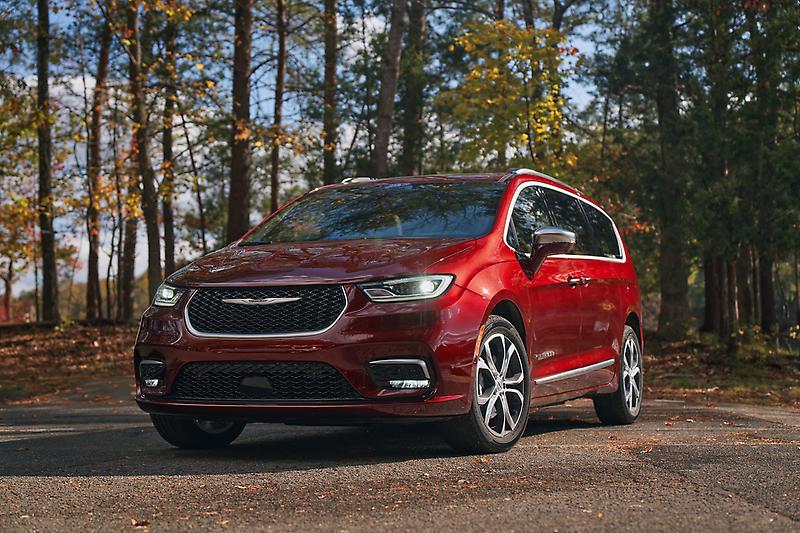vue latérale avant Chrysler Pacifica Hybride Pinnacle 2022