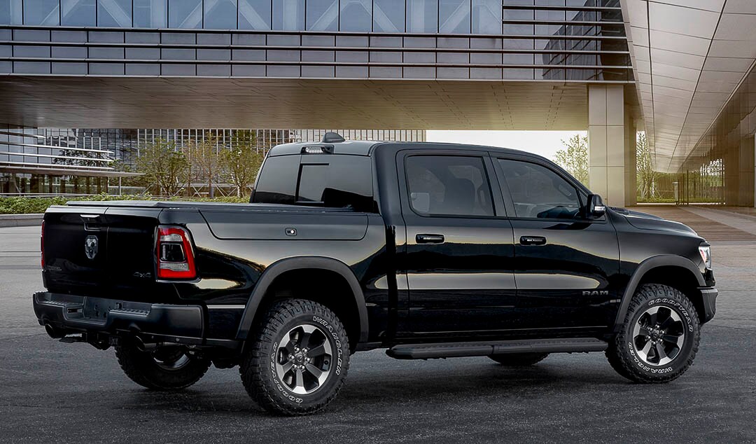 Vue 3/4 latérale-arrière du RAM 1500 Rebel G/T 2022 noir garé à l'extérieur