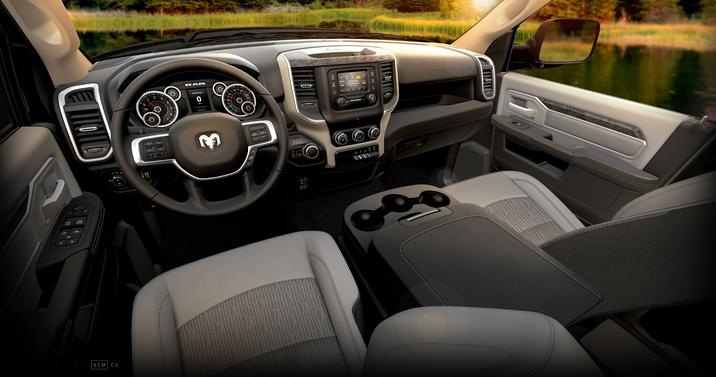 Tout l'intérieur avant, avec bancs gris diesel et noir d'un RAM 3500 2021 Big Horn