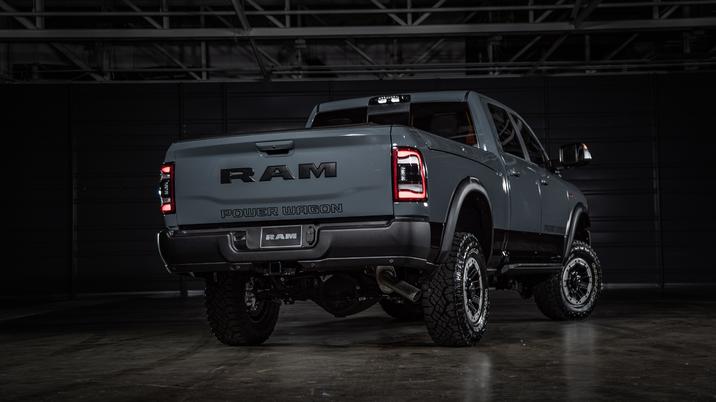 Dos, légèrement de biais, d'un RAM Power Wagon 75ème Anniversaire 2021 gris enclume
