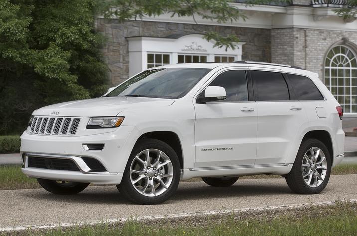 Duclos Chrysler Longueuil - Jeep Grand Cherokee occasion - 1.0 - longueuil brossard.jpg Jeep Grand Cherokee Summit 2016 blanc garé devant une maison
