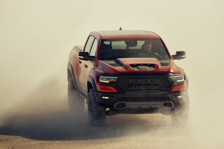 duclos-longueuil-ford-f-150-raptor-vs-ram-1500-trx-2021-avant-hors-route.jpg RAM 1500 TRX 2021 en hors-route
