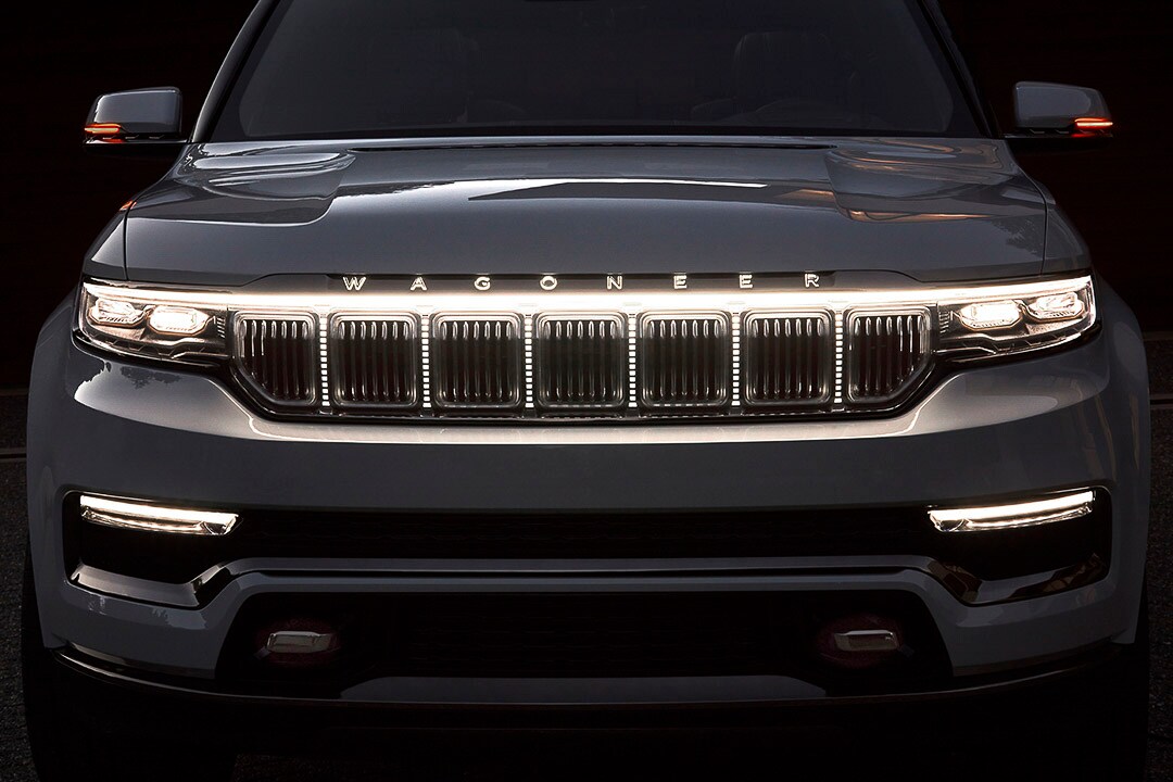Jeep Grand Wagoneer : le retour d'un mythe Vue de la calandre du Jeep Grand Wagoneer avec ses phares allumés
