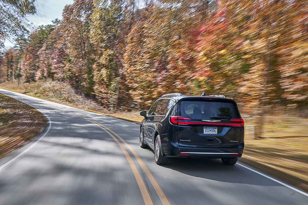 vue arrière de la Chrysler Pacifica Hybride 2021 roulant sur une route