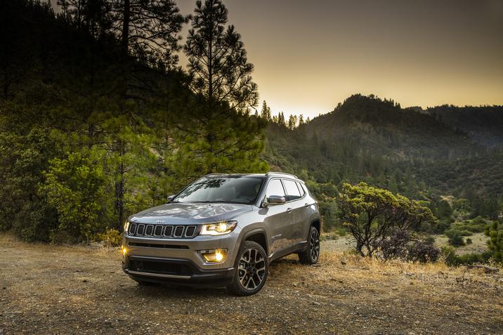 Duclos Chrysler Longueuil - Jeep Compass 2018 - 1.0 - longueuil.jpg Jeep Compass Limited 2018 gris garé dans une forêt