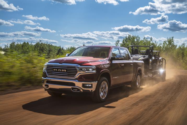 Duclos-Longueuil-2021-RAM-1500-Laramie-Longhorn-EcoDiesel.jpg Le RAM 1500 2021 démontre sa capacité de remorquage sur sur une route de terre