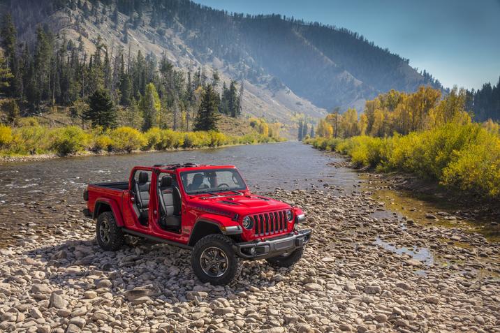 duclos-longueuil-jeep-gladiator-ecodiesel-2021-devant.jpg Devant du Jeep Gladiator EcoDiesel 2021 avec paysage époustouflant