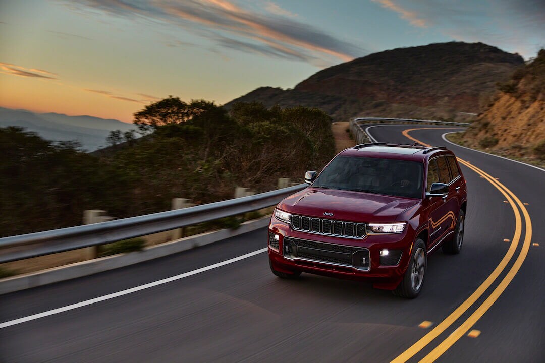 Le Jeep Grand Cherokee L Overland 2021 rouge roulant sur l'autoroute