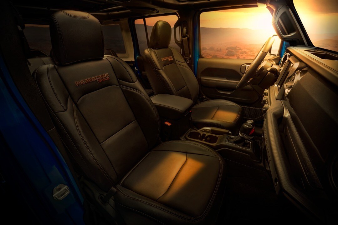 Vue côté passager avant de l'intérieur du Jeep Wrangler Rubicon 392.