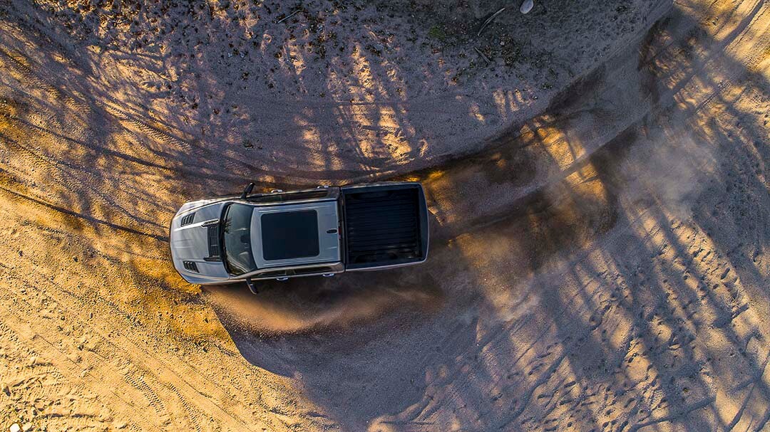 vue en contre plongée du RAM 1500 Rebel 2022