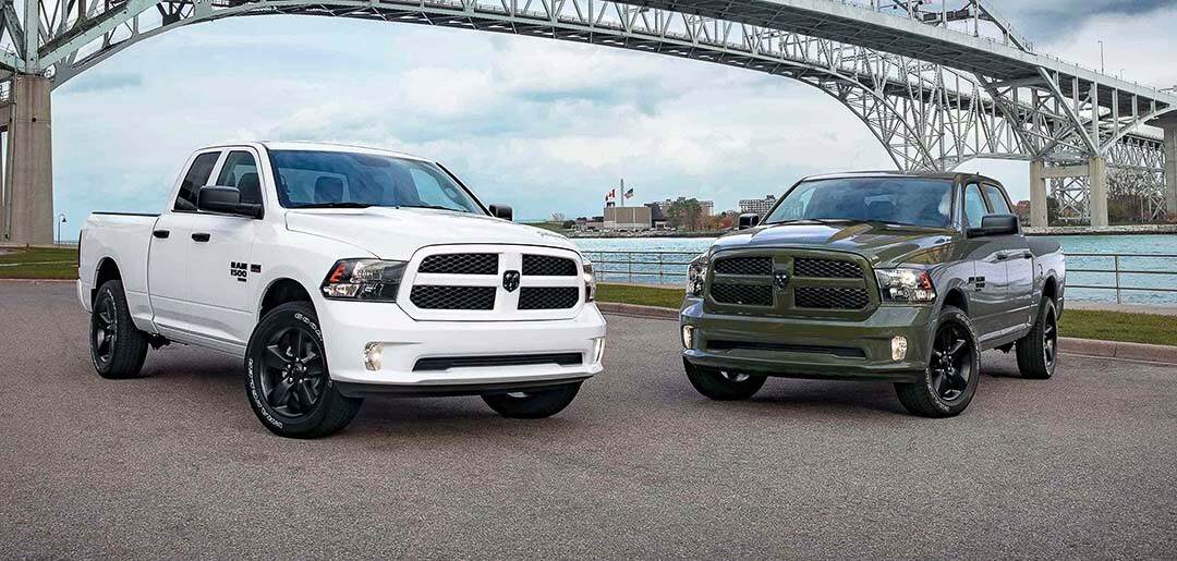 deux RAM 1500 Classic 2021 stationnés proche d'un pont