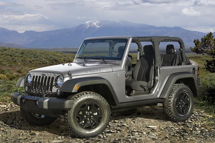Duclos Chrysler Longueuil - Jeep Wrangler occasion - longueuil rive-sud boucherville.jpg Jeep Wrangler Édition Willys 2018 gris garé sur une terre avec des rocheuses au loin