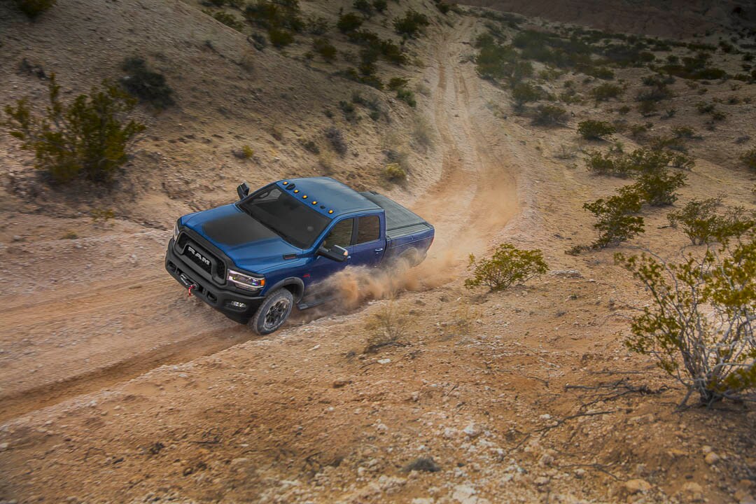vue latérale avant du RAM 2500 Power Wagon 2022