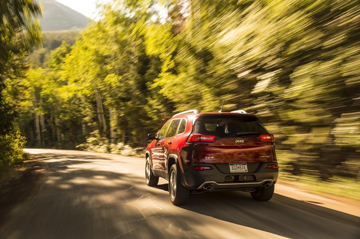Duclos Chrysler Longueil - Jeep Cherokee occasion - longueuil rive-sud boucherville.jpg vue arrière du Jeep Cherokee Limited 2016 rouge conduisant sur une route en nature