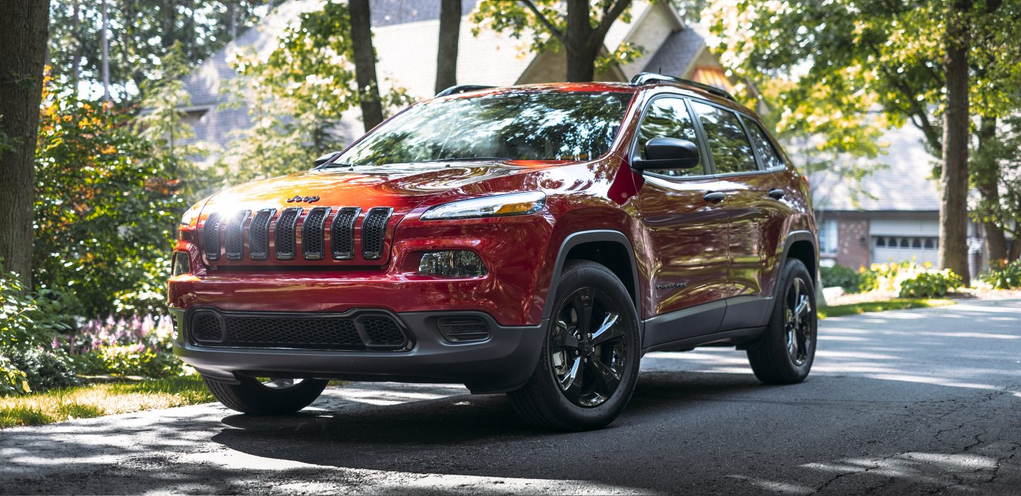 Duclos Chrysler Longueuil - jeep cherokee 2018 - longueuil.jpg Jeep Cherokee Latitude 2018 rouge garé sur une rue dans un milieu résidentiel