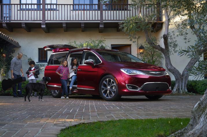 Duclos Chrysler Longueuil - Chrysler Pacifica 2018 - 1.0 - longueuil.jpg enfants débarquant de la Chrysler Pacifica 2018 à la maison