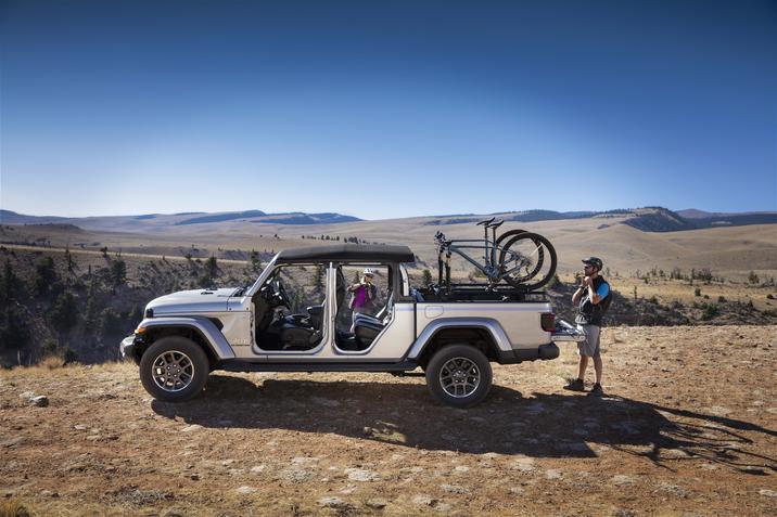 Duclos Chrysler Longueuil - Chevrolet Colorado 2020 vs Jeep Gladiator 2020 - mopar bicycle carrier 1.5.jpg porte-vélos mopar du Jeep Gladiator 2020