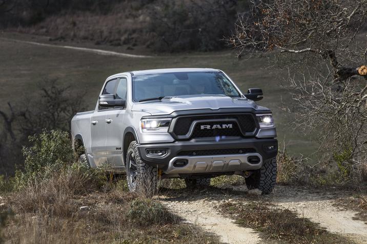 Duclos Chrysler Longueil - Chevrolet Silverado 1500 2018 vs RAM 1500 2019 - 1.0 - longueuil brossard.jpg