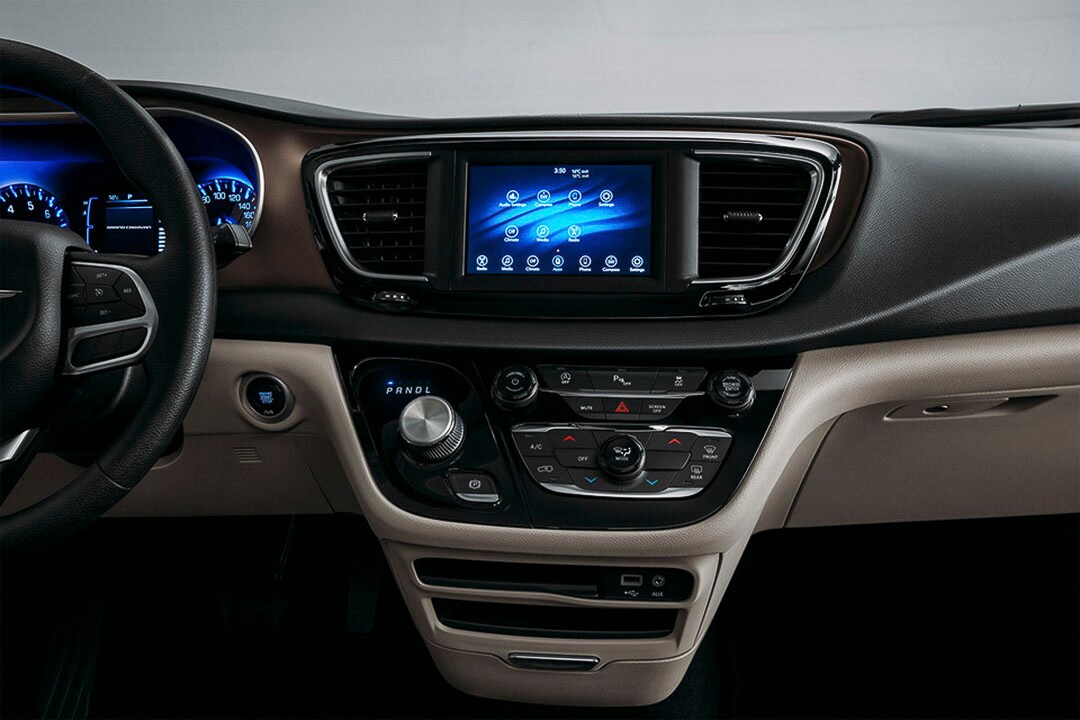 La planche de bord de la Chrysler Grand Caravan 2021 incluant son écran tactile et toutes ses technologies