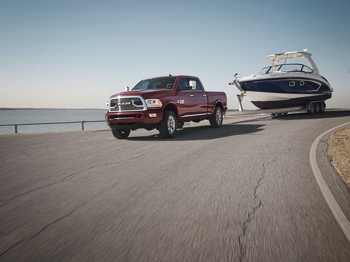 Duclos Chrysler Longueuil - RAM 2500 Limited Crew Cab 4x4 2018 - 0,1.jpg RAM 2500 Limited Crew Cab 4x4 2018 rouge remorquant un bateau sur l'autoroute au bord d'un fleuve