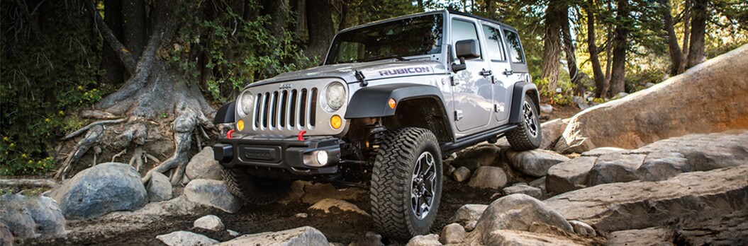 Duclos Chrysler Valleyfield - jeep wrangler 2017 - Valleyfield - 1.0.jpg Jeep Wrangler Rubicon 2017 gris métallique roulant en obstacle sur des rochers en forêt